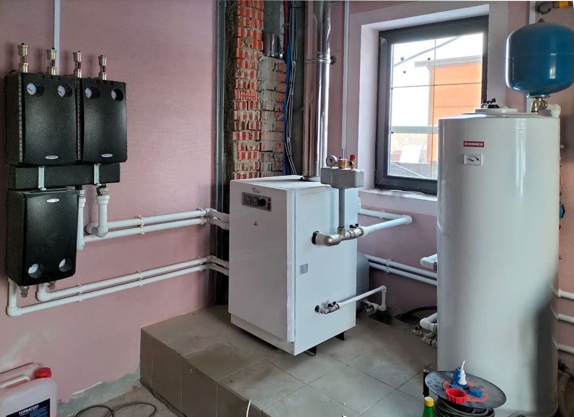 установка газового котла, монтаж бойлера косвенного нагрева, коллектора распределительного, насосных групп