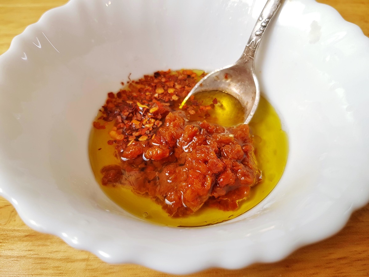 Красный пикантный соус для салата. Вкусный Израиль.