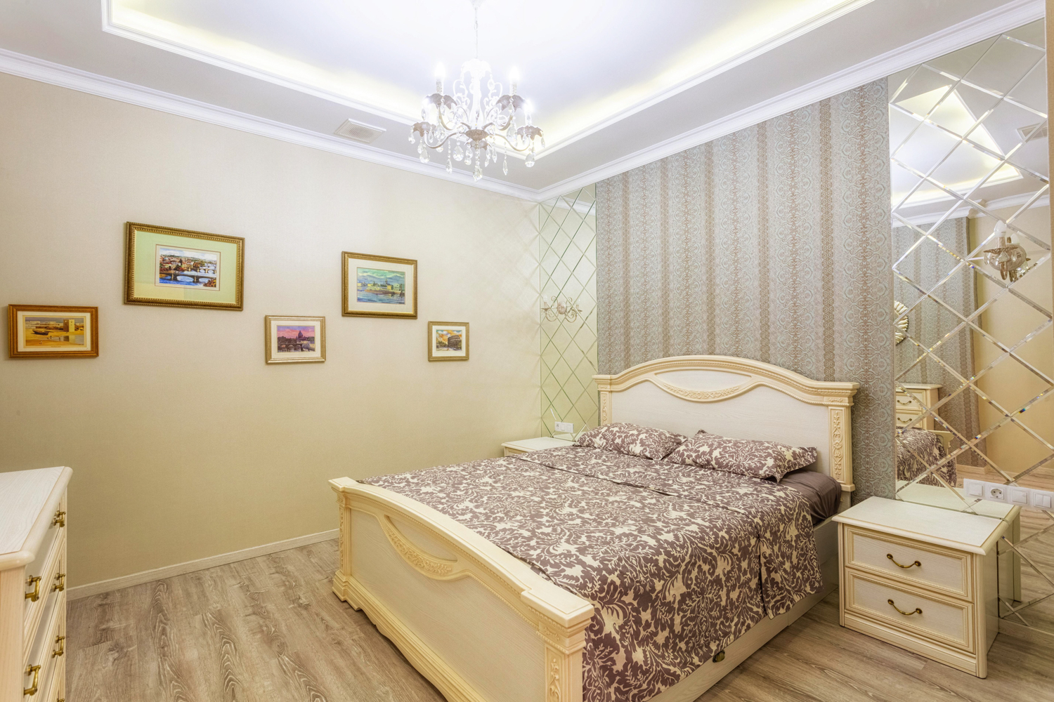 Спальня в классическом стиле с кроватью и зеркальной стеной