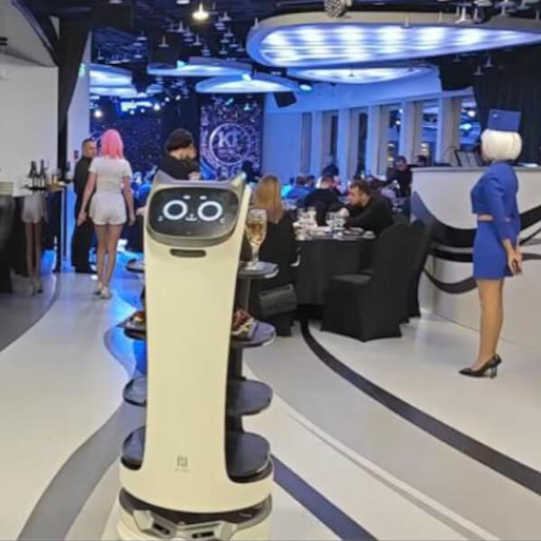 Робот-кот BellaBot вывозит торт и поздравляет гостя ресторана