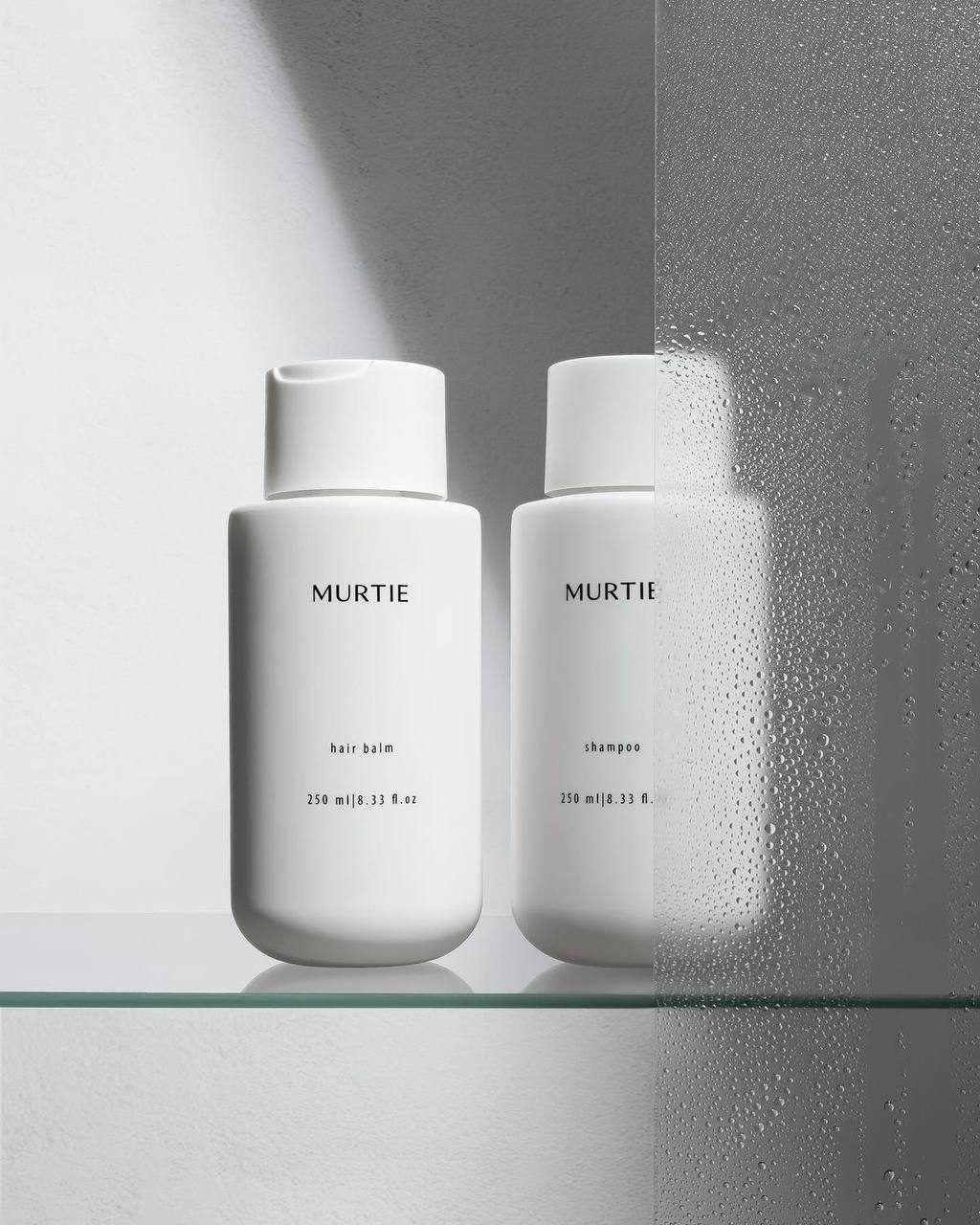 расческа спрей и крем лежат на простыни