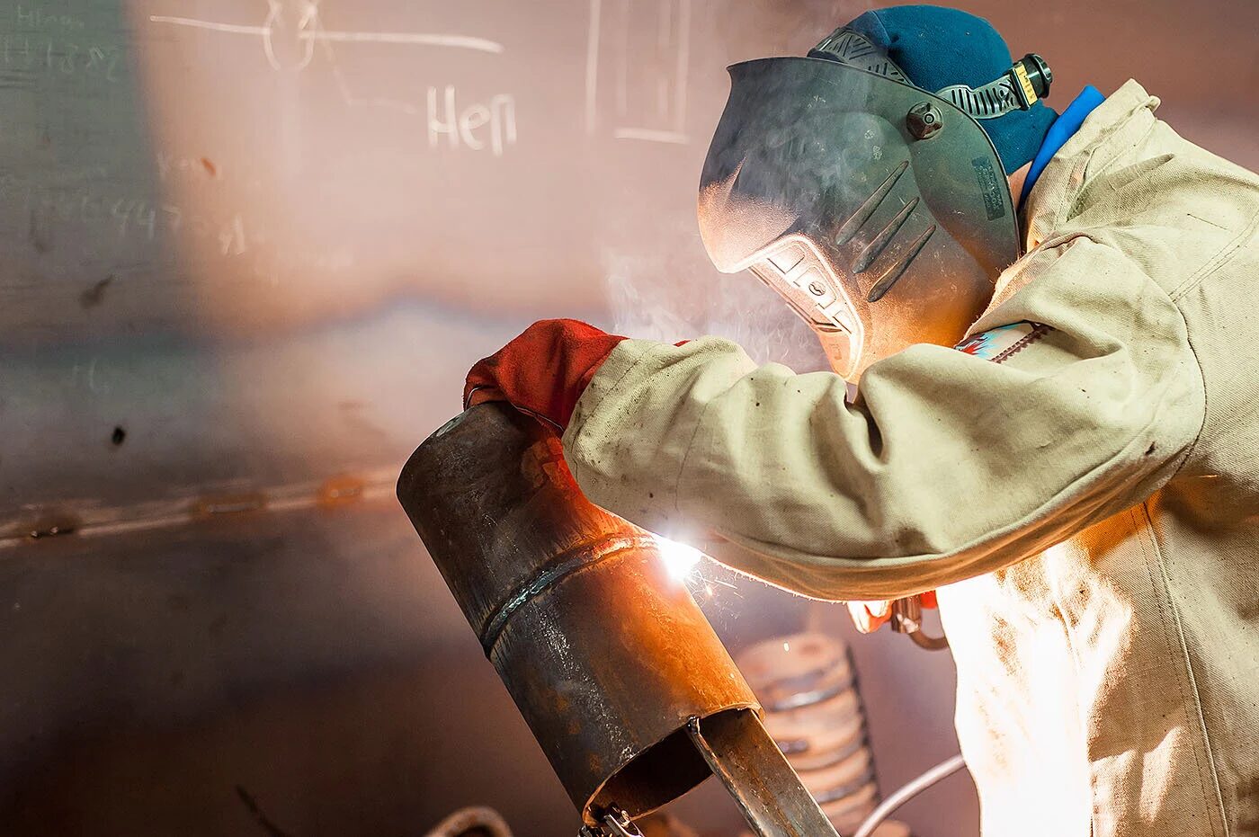 Накс полуавтоматическая сварка. Ручная дуговая сварка. Сварщик рад. Электродуговая сварка. Сварщик газопровода.