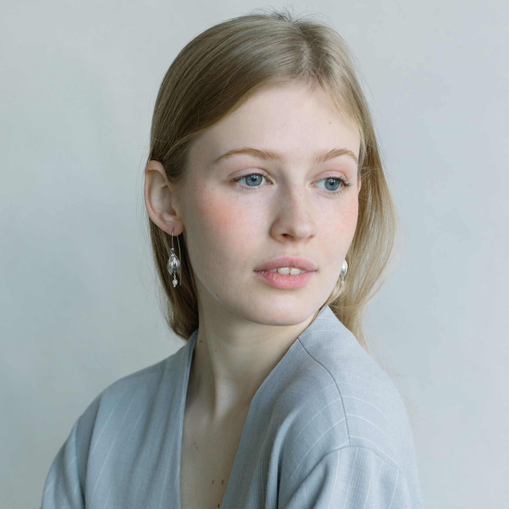 Серьги "Подснежники" из белой латуни с жемчугом