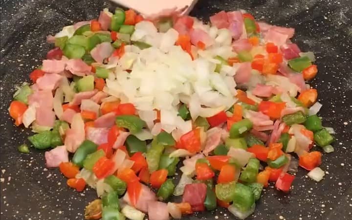 Приготовление гренок с яйцом сыром и колбасой на сковороде: шаг 2
