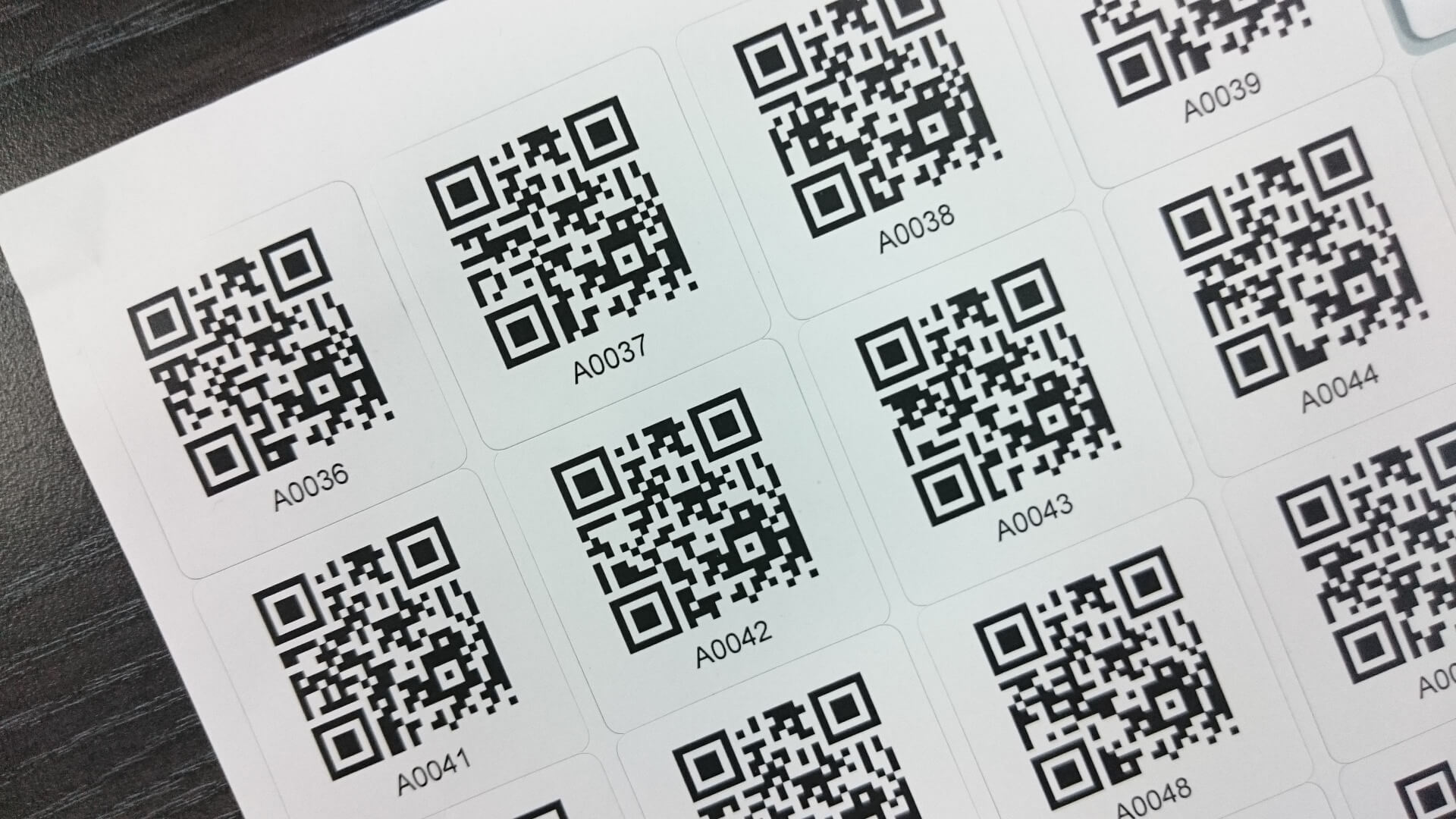 Цифровой qr код. QR код. Наклейка с куар кодом. Печать наклеек с QR кодом. Стикер с QR кодом на упаковке.