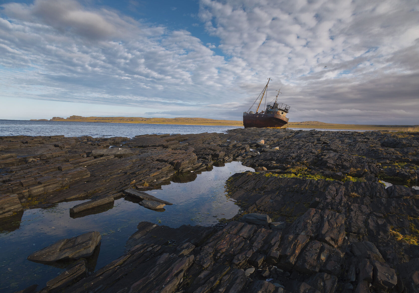 Поселок рыбачий кольский полуостров. Мурманск деревня териберка. Поселок териберка мурманской. Кольский полуостров баренцево море териберка. Териберка рыбачий остров.