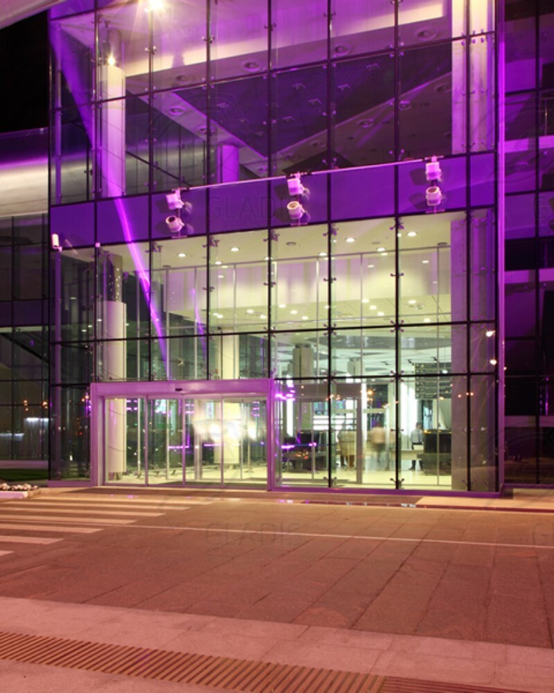 Стеклянный фасад здания фото