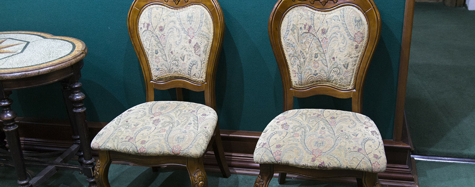 Два стула в зале Краеведческого музея