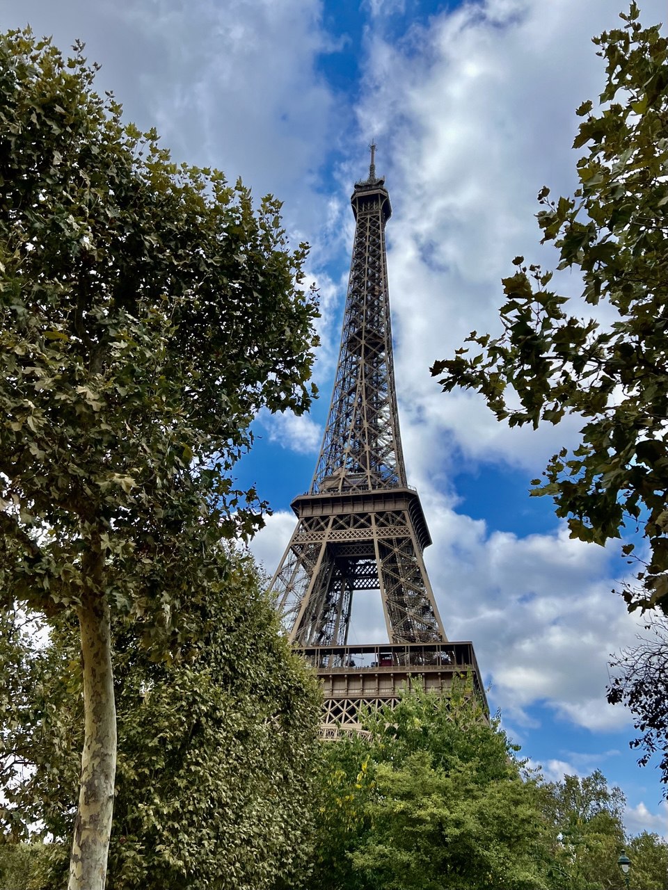 Tour_Eiffel_in_Paris
