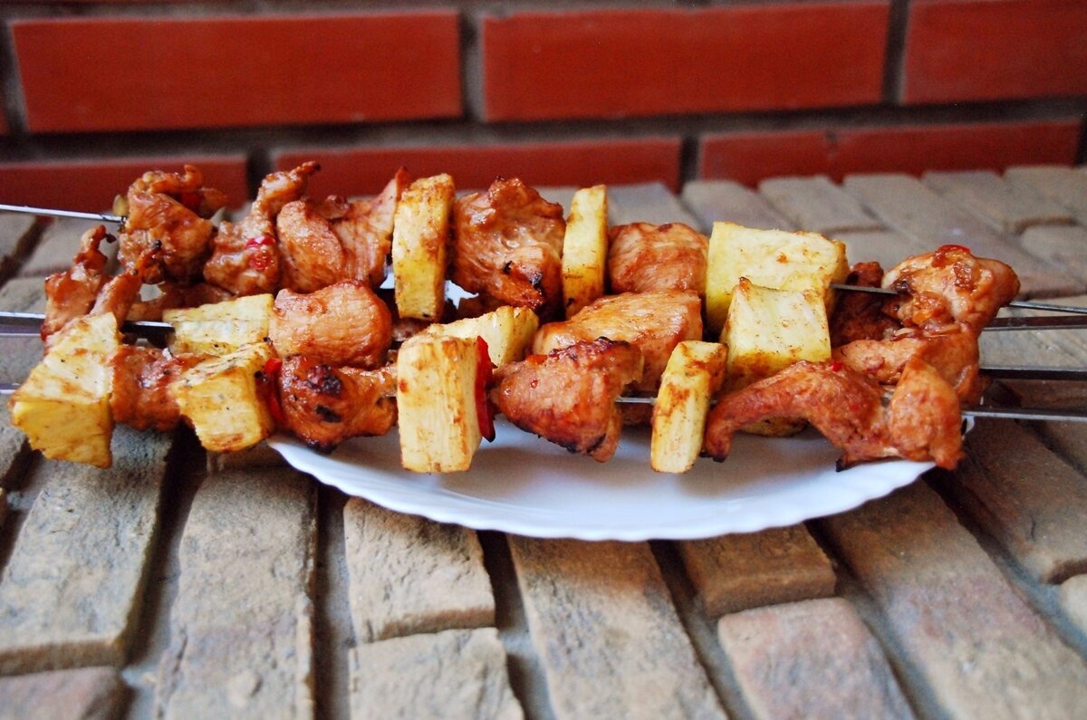 Шашлык из курицы с ананасами