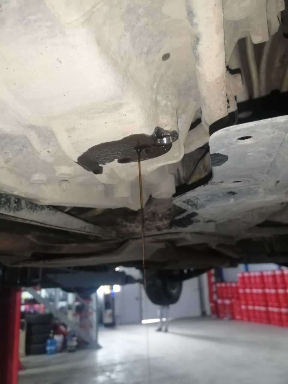 Контроль уровня масла через пробку