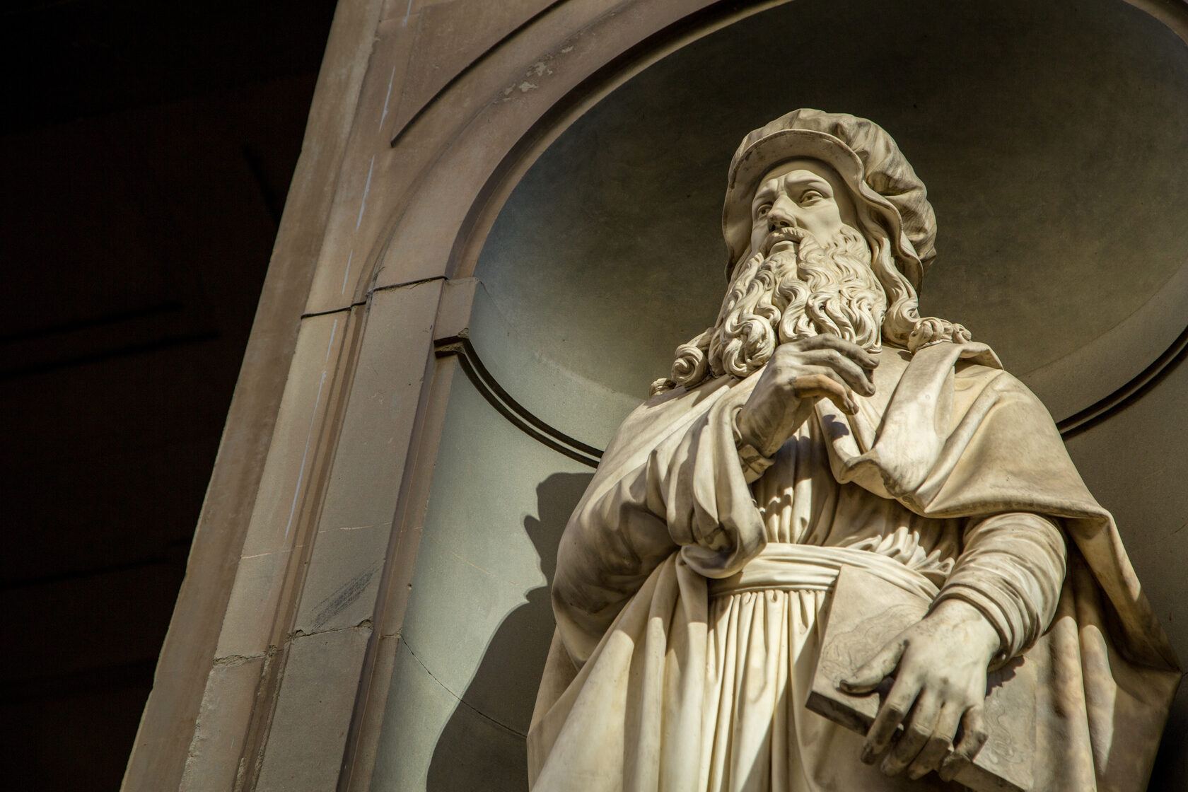 Италия. Статуя Леонардо да Винчи