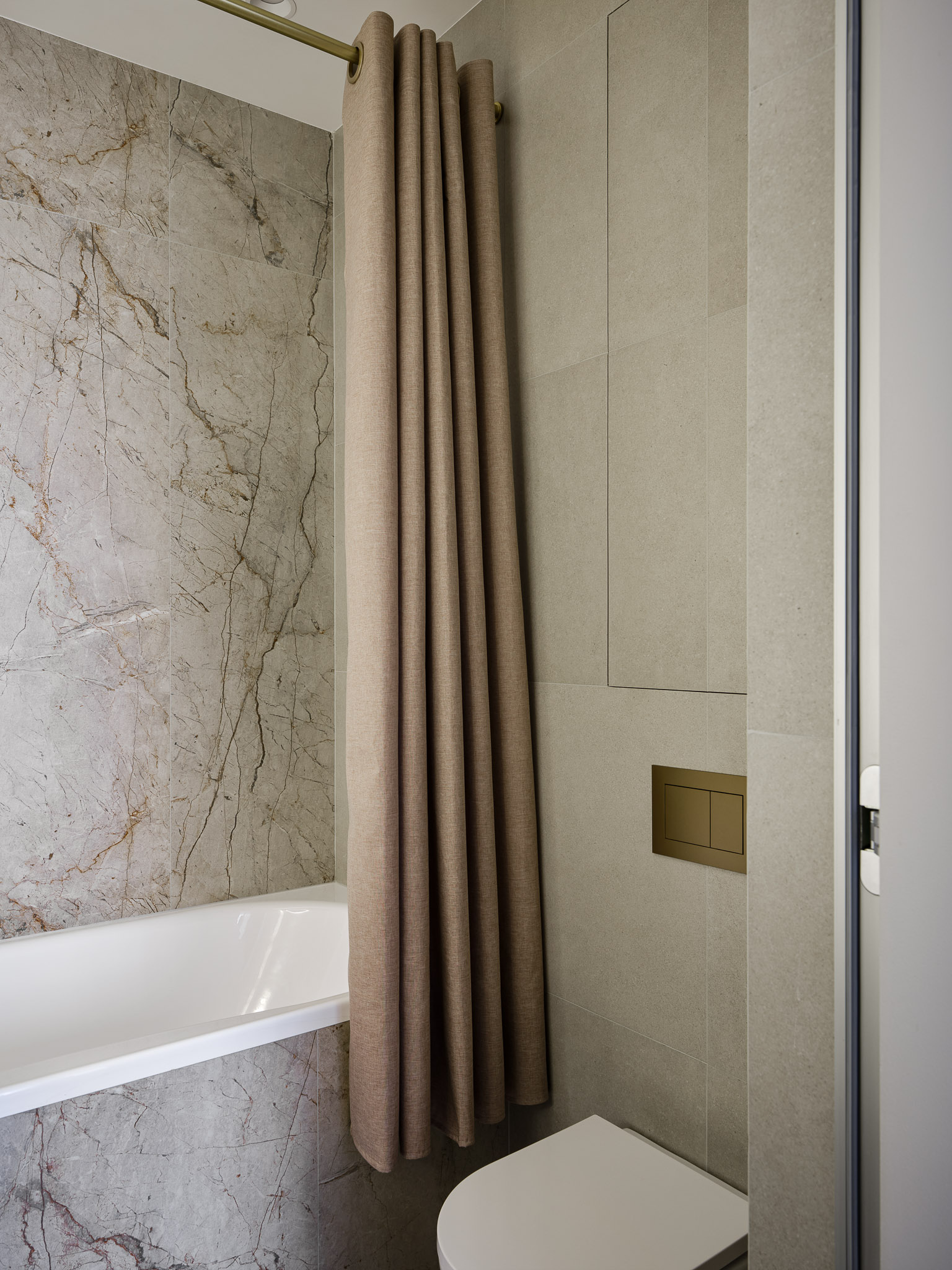 интерьер ванной комнаты в стиле неоклассики