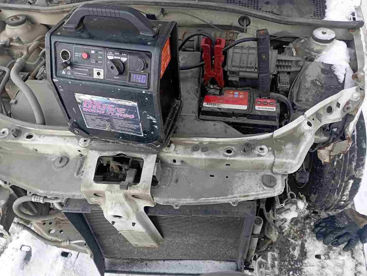 Запустили двигатель, прикурили аккумулятор Lada Largus, на проспекте Энергетиков в Красногвардейском районе Санкт-Петербурга
