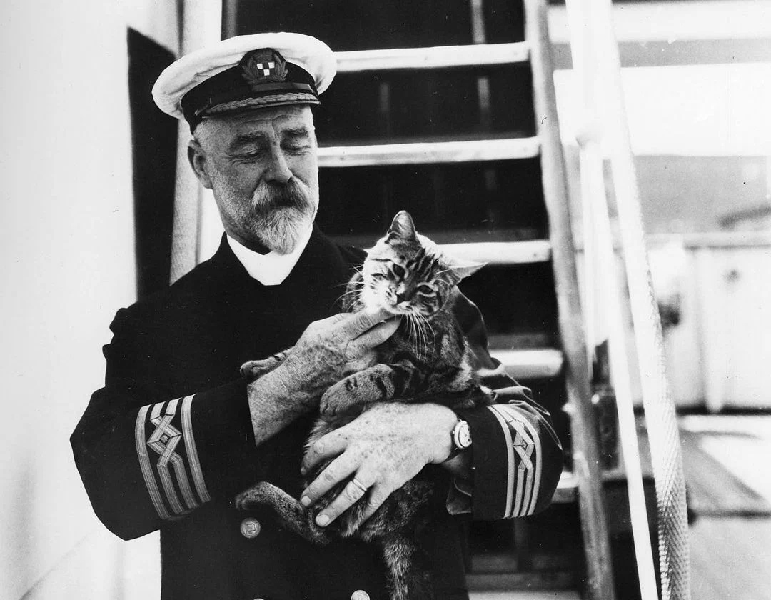 Капитан лайнера «Эмпресс оф Канада» Э. Дж. Хэйли с котом на руках