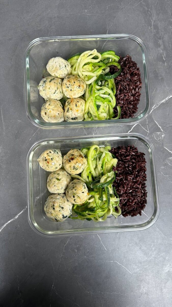фрикадельки из курицы с рисом и пастой из цукини