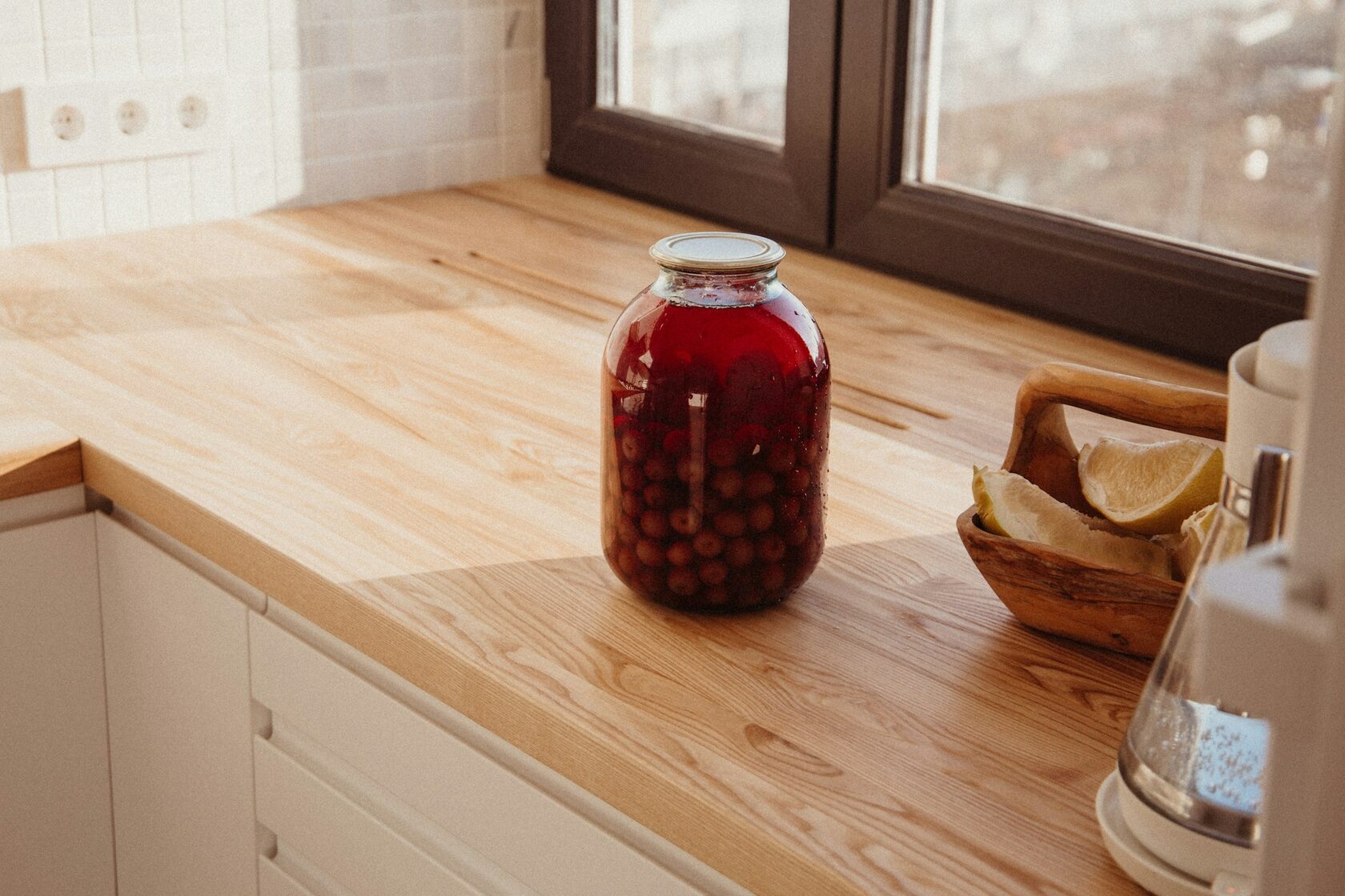 Продукты на деревянном столе в естественном свете