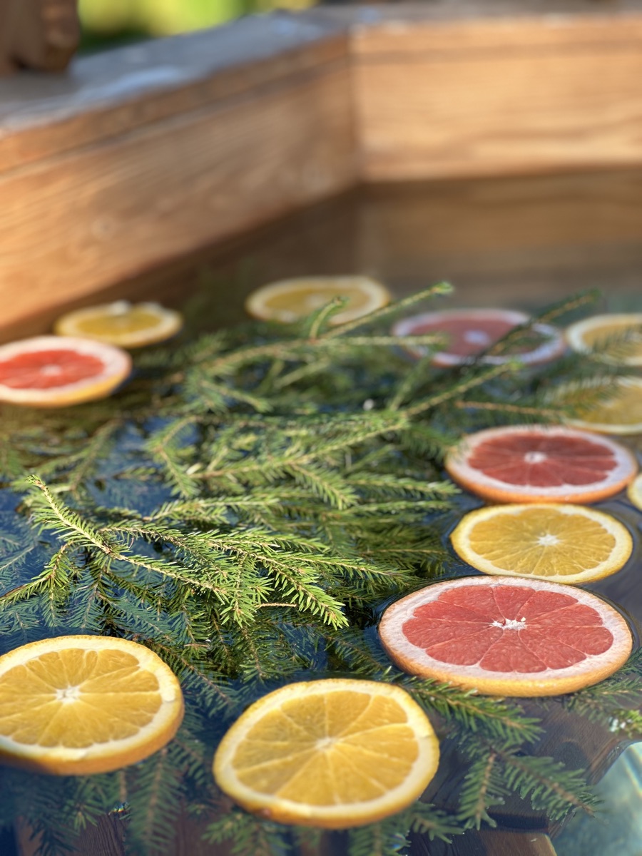 Хвоя и дольки цитрусов в воде чана