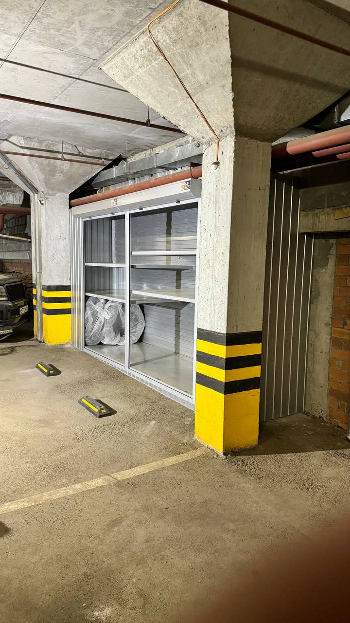 Шкаф-кладовая с роллетой в паркинг (MaxParking) серебристого цвета из профлиста для сноубордов,лыж, покрышек, моторной лодки