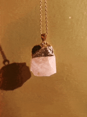 Розовый кварц кулон на золотой цепочке