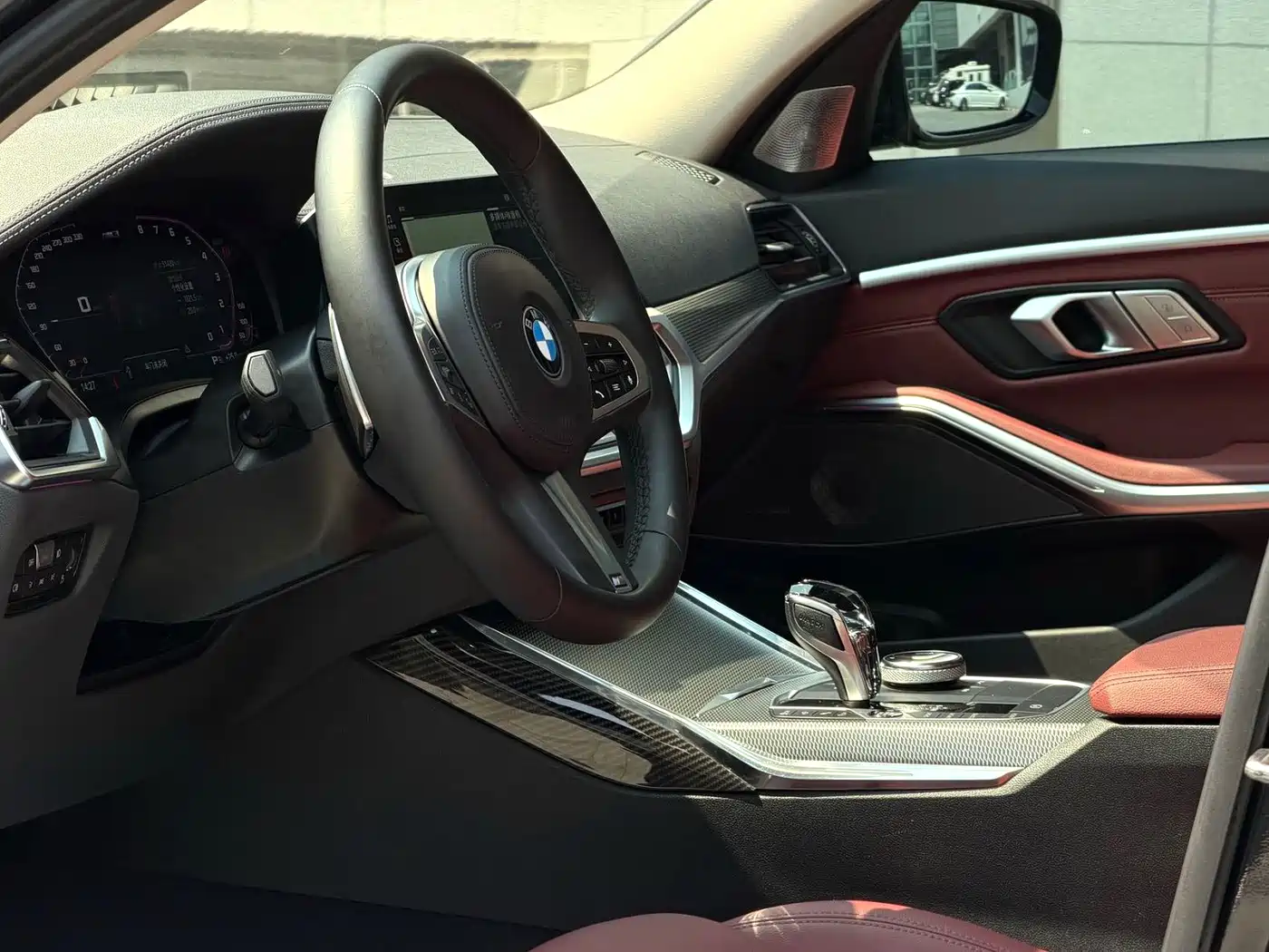 BMW 325i G20 2022 M Sport Shadow Edition — место водителя, руль, приборная панель и селектор передач