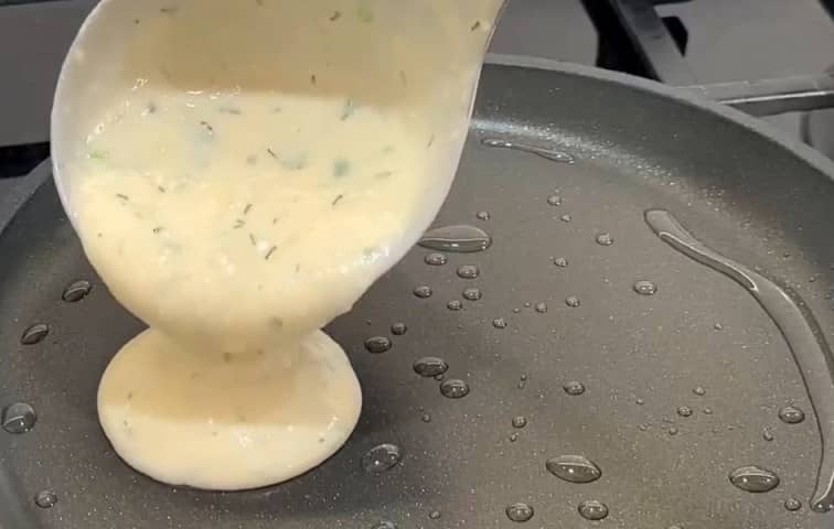 Приготовление картофельных блинчиков из пюре на сковороде: шаг 7