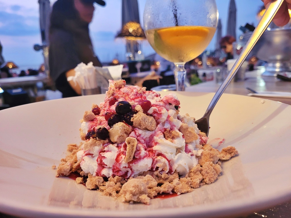 Десерт Анна Павлова. Ресторан на пляже в Тель-Авиве.