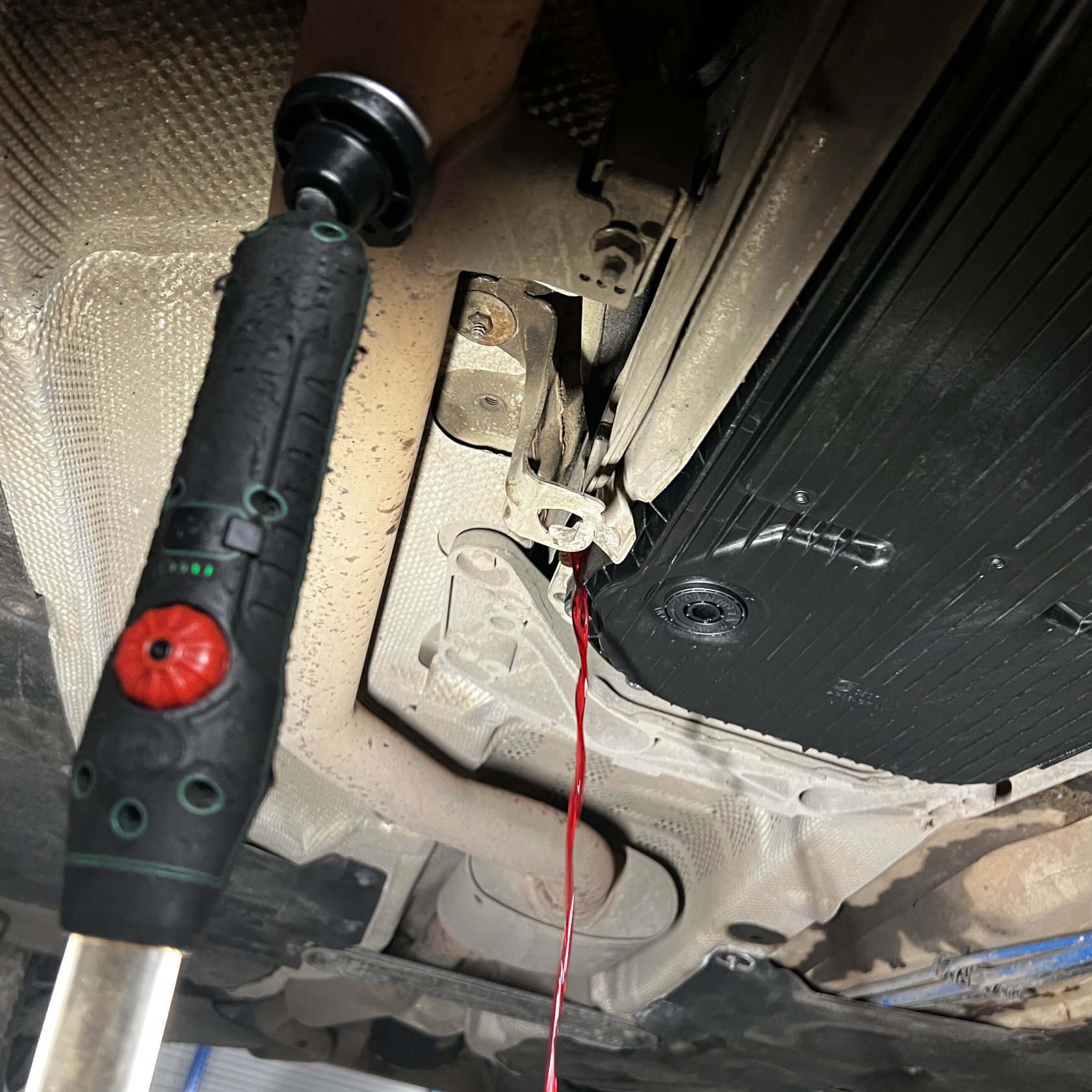 Откручиваем контрольную пробку на работающем двигателе