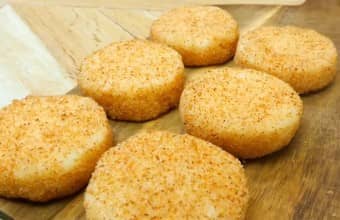 Приготовление манных биточков на сковороде: шаг 9