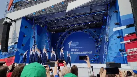 концерт на фестивале Движения Первых артисты на сцене