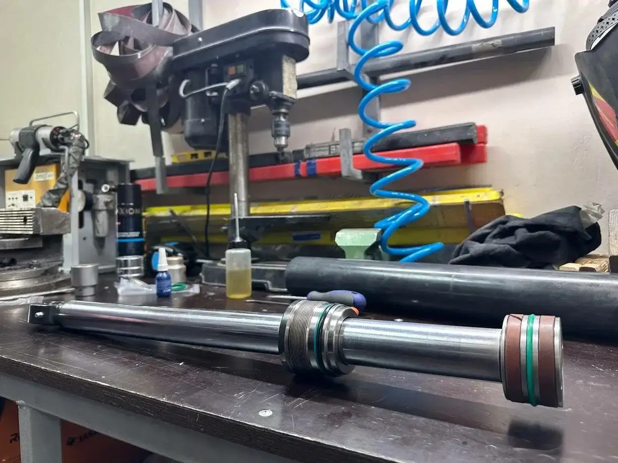 Этап сборки штока и поршневого узла гидроцилиндра