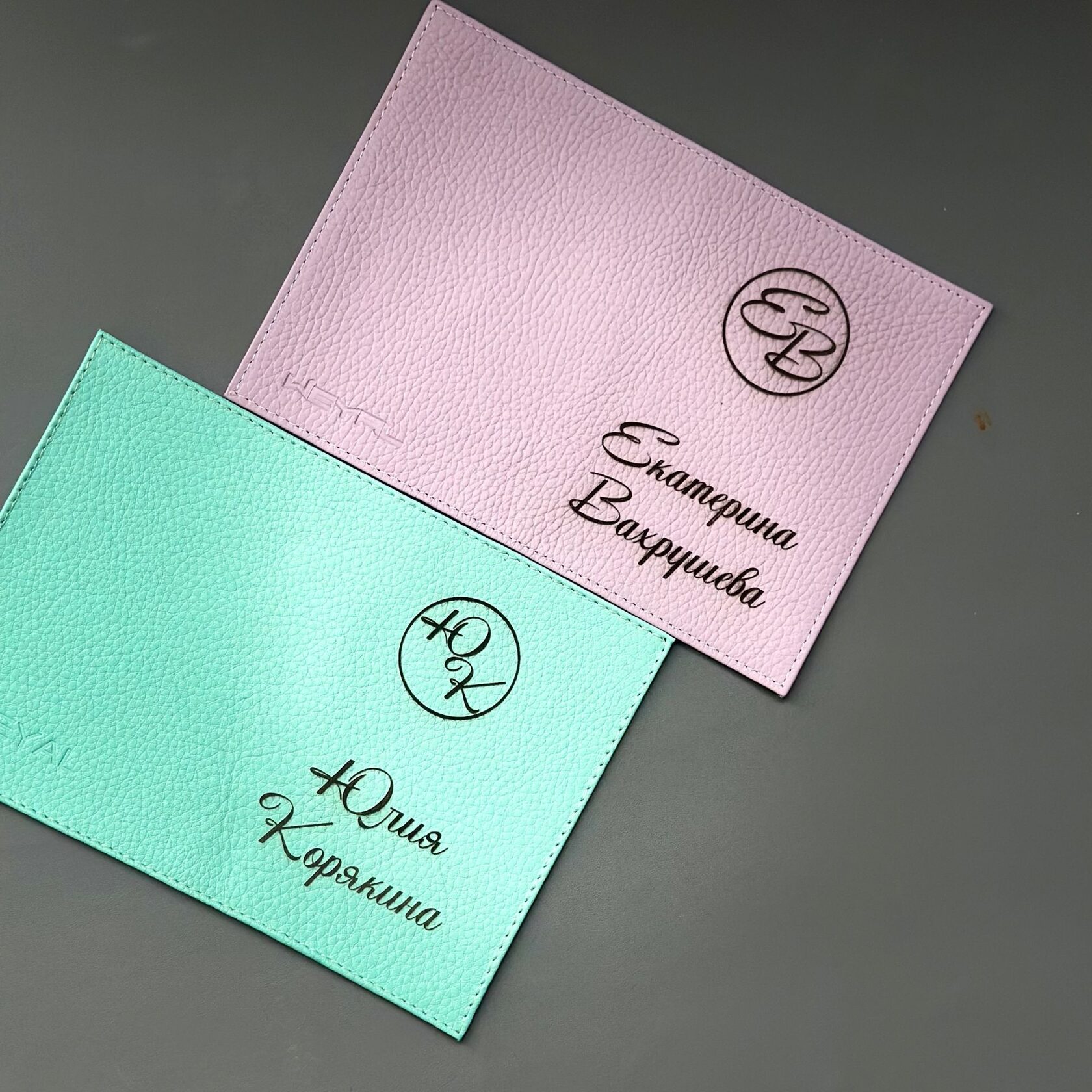 Профессиональная гравировка кожи лазером, персонализация аксессуаров — StekloWood Киров