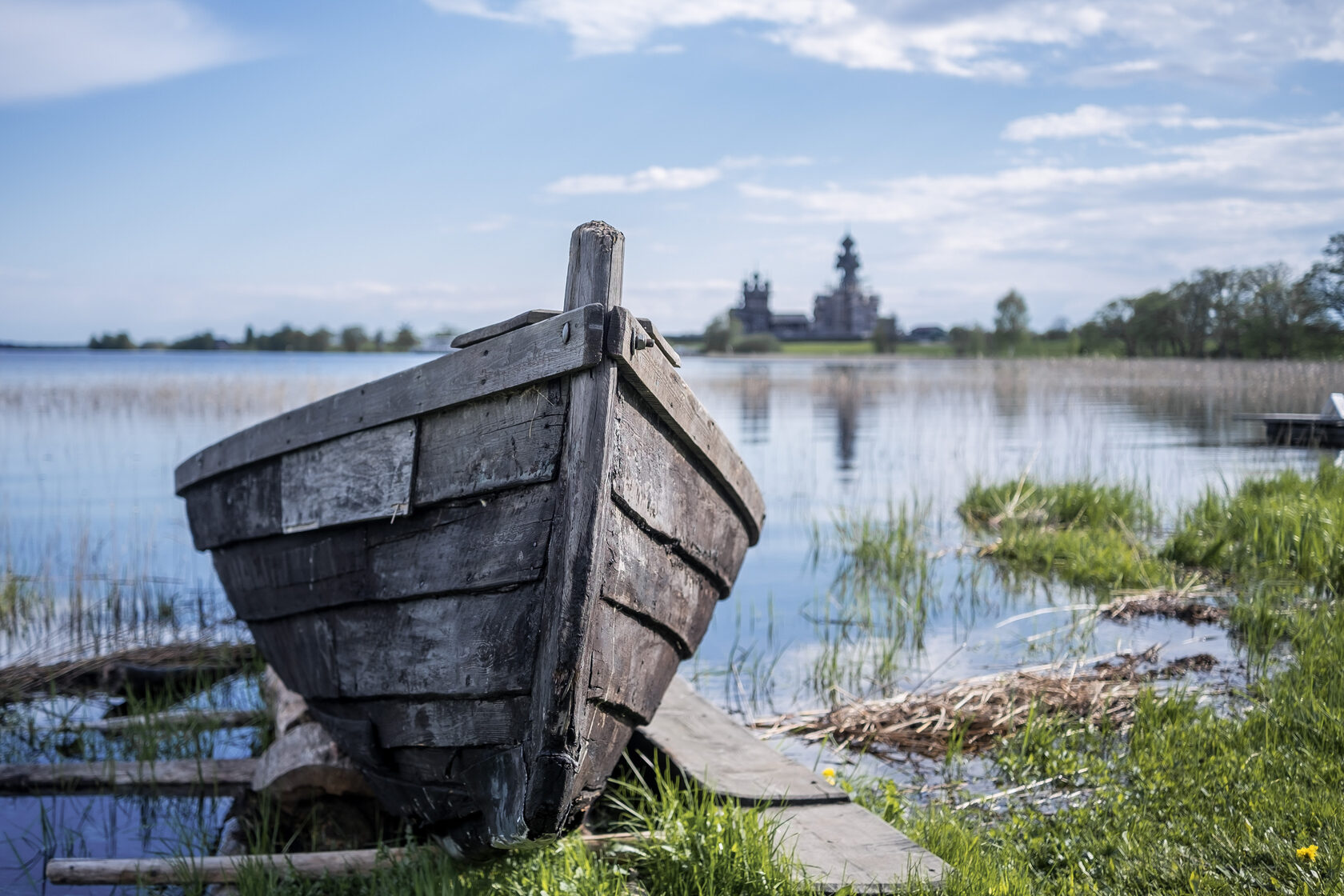 Санкт петербург олонец. Карельские озера лето Петрозаводск. Памятник рыбакам Карелии.