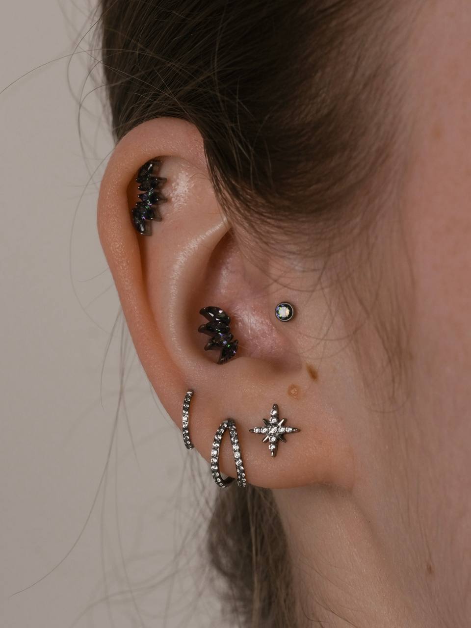 Пирсинг трагус сбоку
