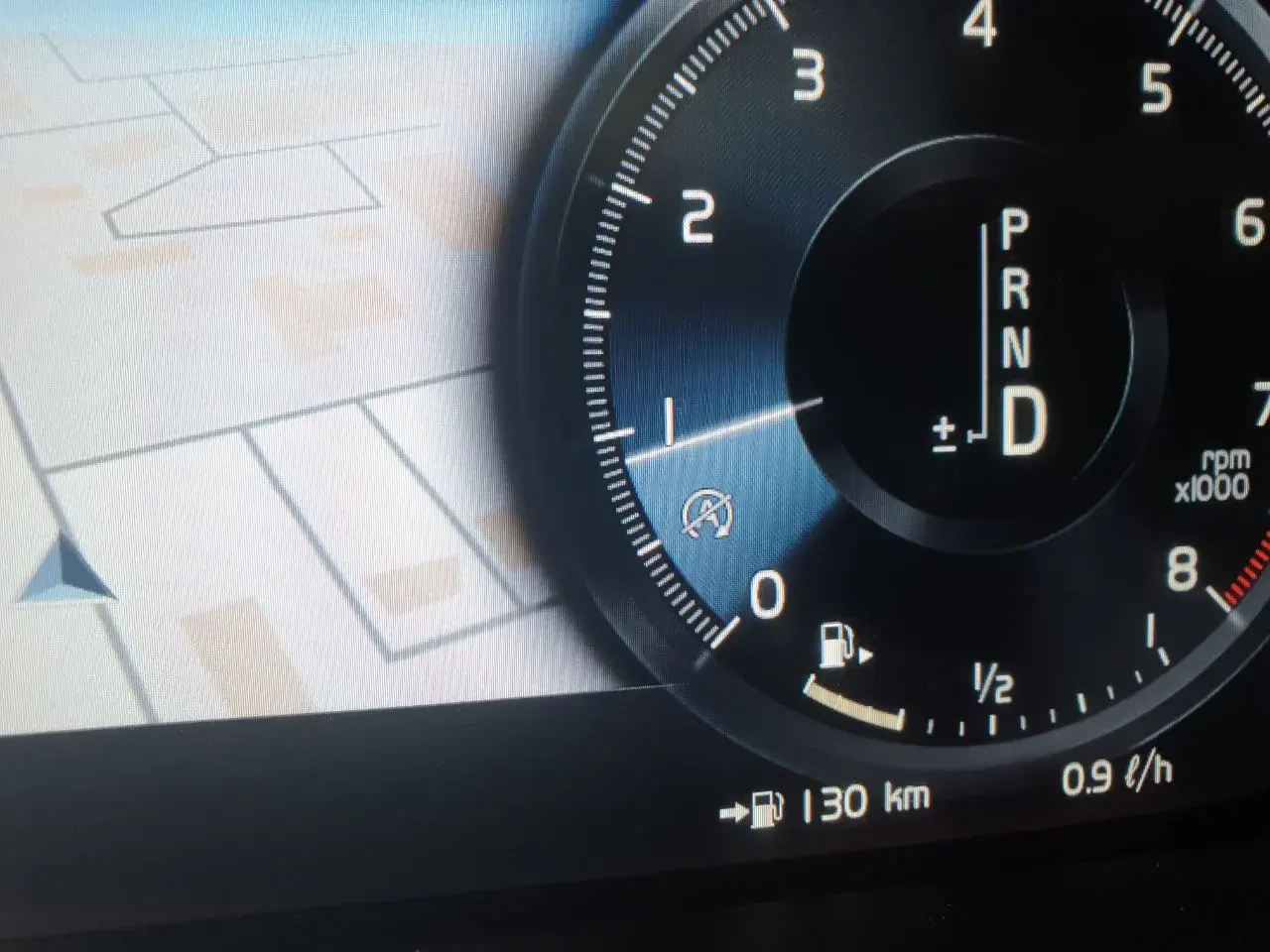 Цифровая приборная панель Volvo с навигацией