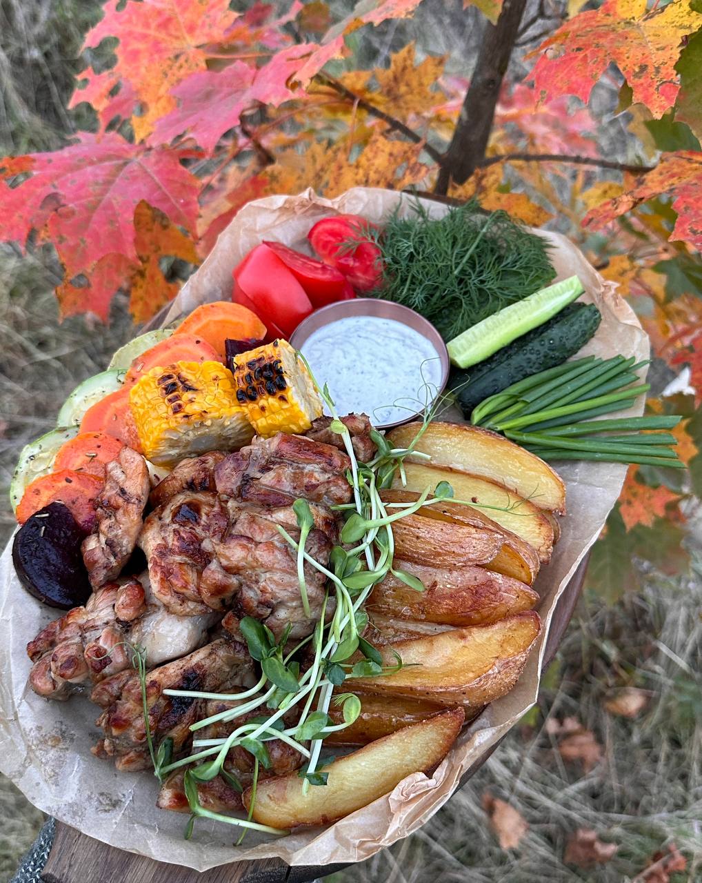 Кукуруза и кабачок гриль на блюде с курицей и картофелем