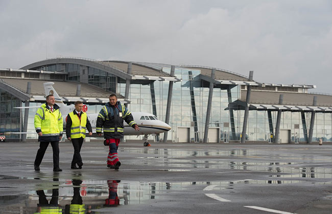 співробітники прямують до літака