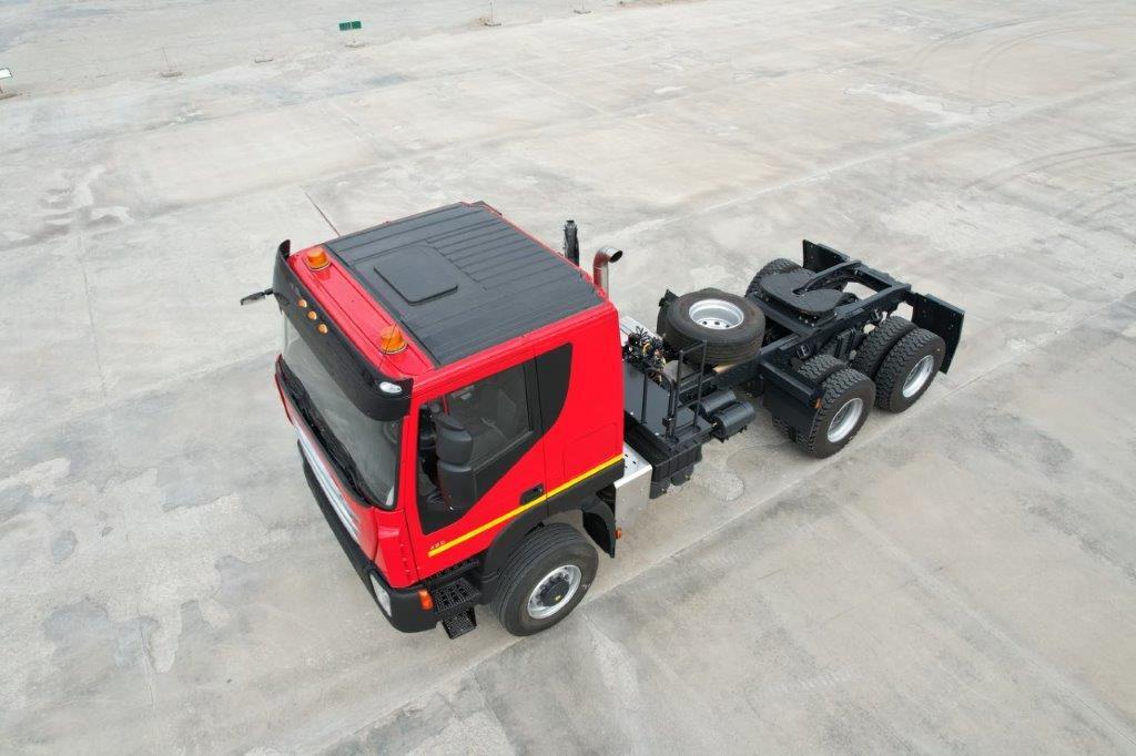 Тягач АМТ 6х6 с металлическими полукрылками без крыльев