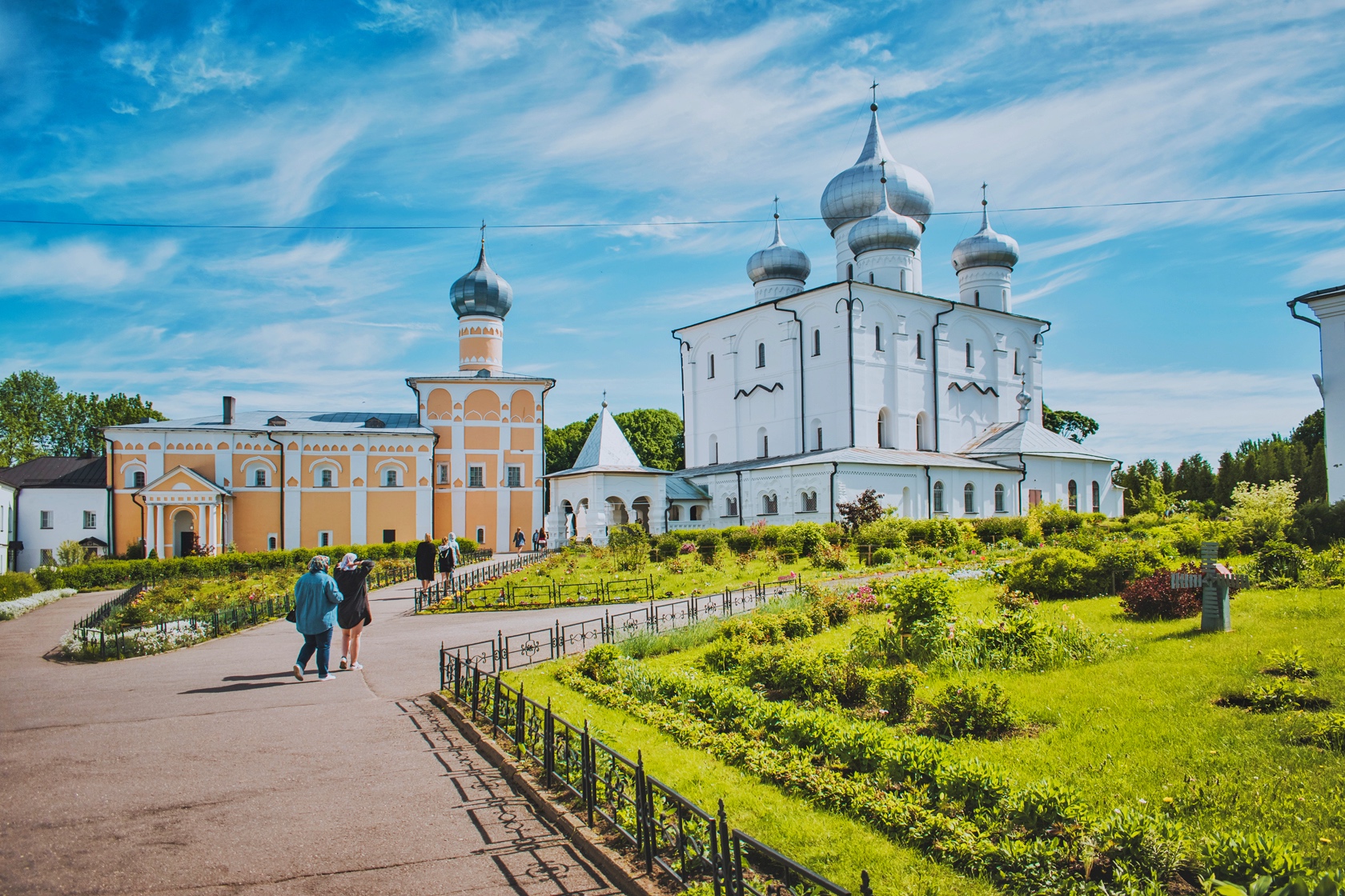 Поездка в новгород отзывы. Новгородский монастырь. Варлаамо-Хутынский монастырь. Великий Новгород экскурсии. Экскурсия в Великий Новгород из Санкт-Петербурга 1 день.