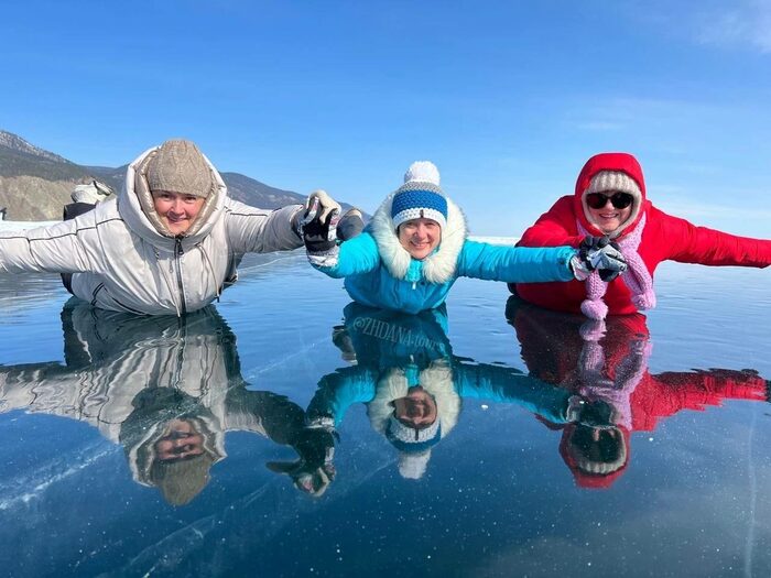 Бабушка на коньках на Байкале