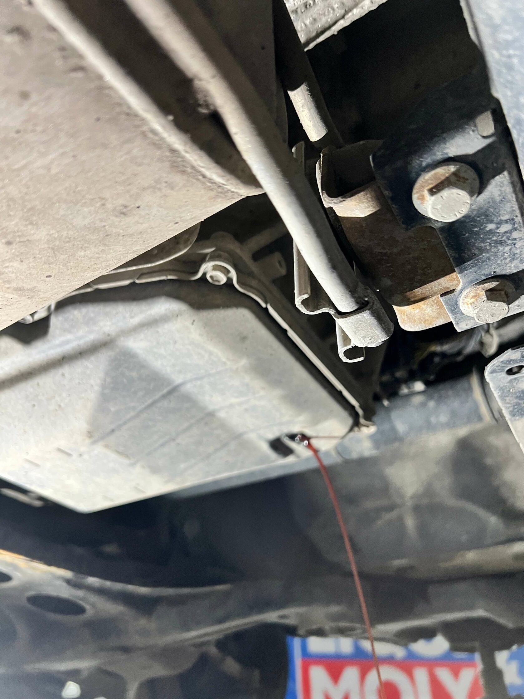 Слив масла через контрольную пробку