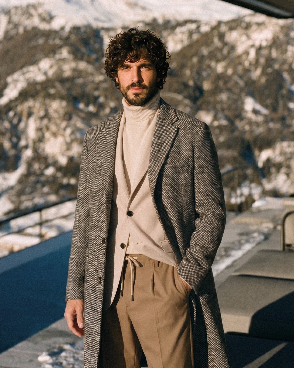 Outfit Italy Autunno-Inverno 2026-27: cappotto spigato, dolcevita e pantaloni cammello