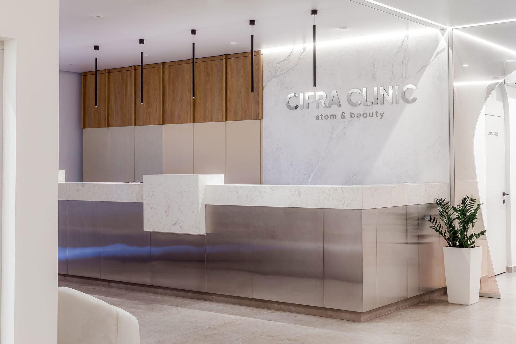 Стойка ресепшн на заказ для медицинской клиники Cifra Clinic от Giuseppe в Краснодаре