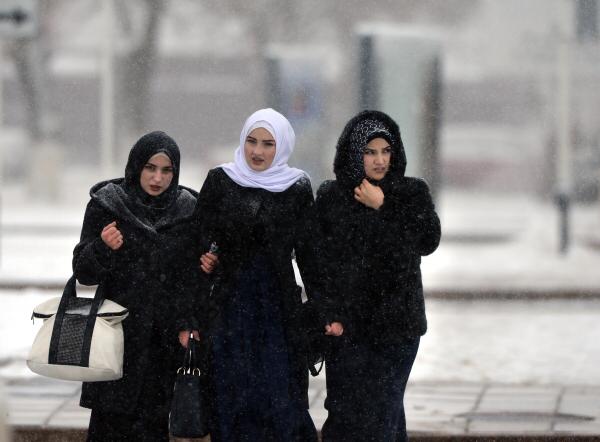 Прогноз грозный сегодня. Грозный зима. Чеченские девушки на улицах Грозного. Чеченские девушки зимой. Зима в Чечне.