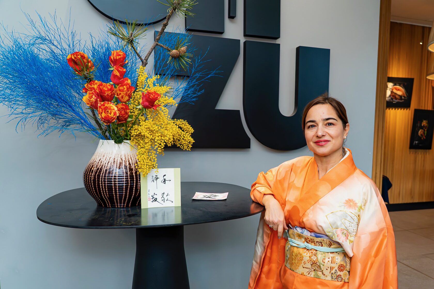 Елеонора Колева в традиционно японско кимоно до ikebana композиция по време на японско тематично събитие на „Великолепната жена“ в ресторант JAZU.