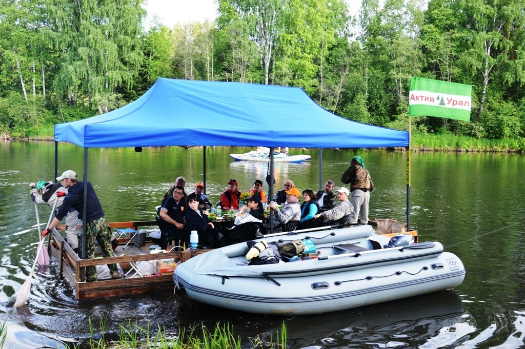 Плот по реке