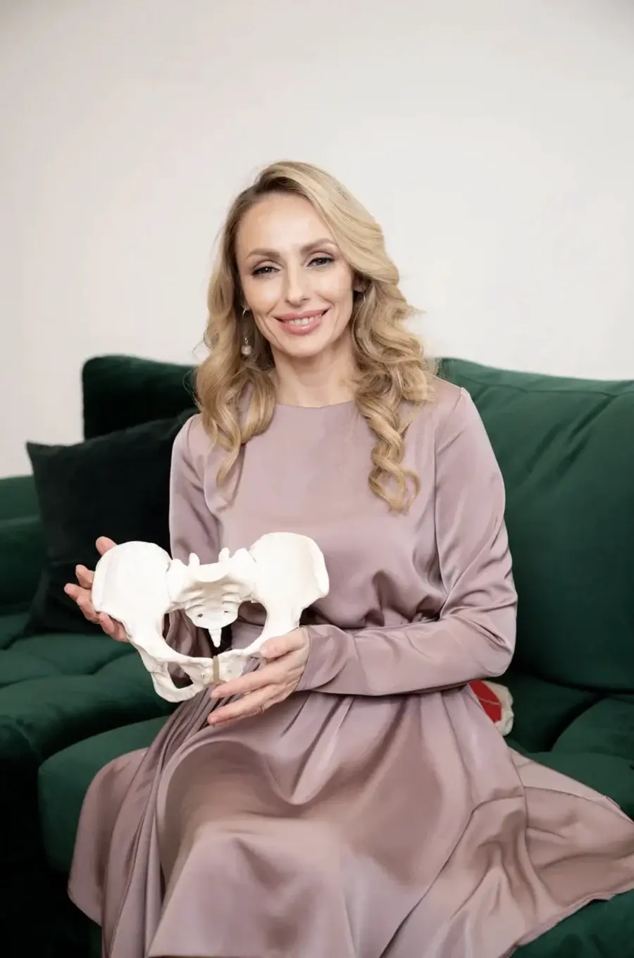Анна Штумф с анатомической моделью таза