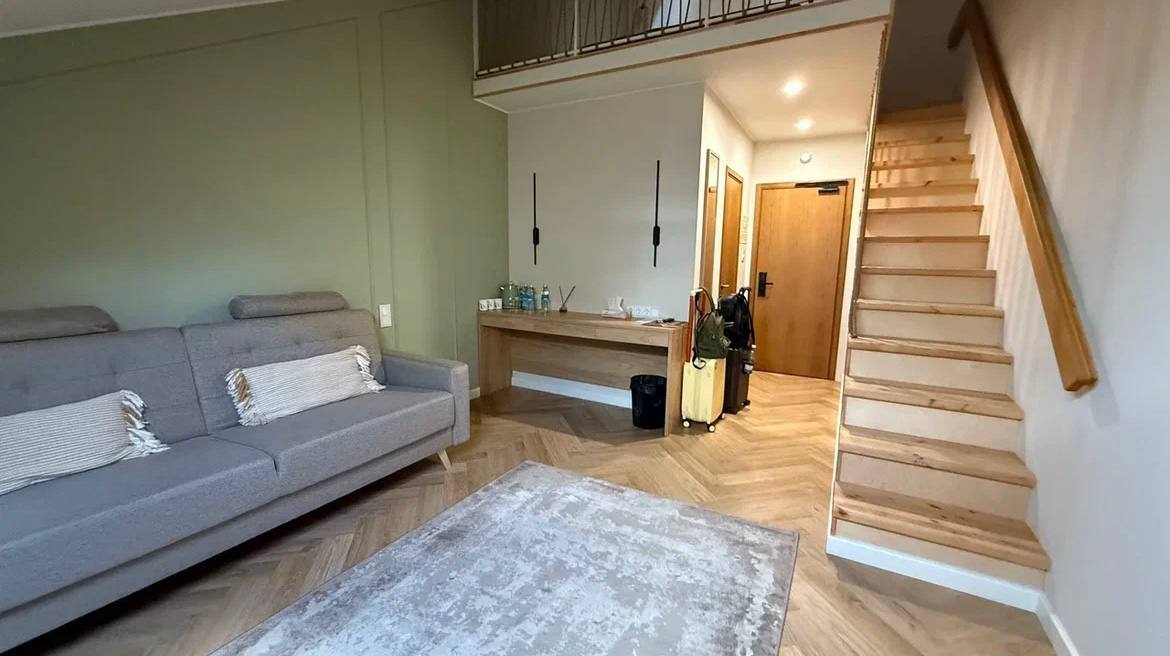 Комната с лестницей наверх бутик-отеля казначейский