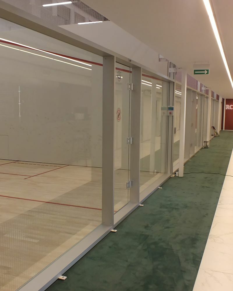 Стеклянные перегородки для зонирования фото