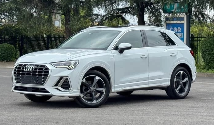 Audi Q3 белого цвета, вид сбоку — автомобиль под заказ из Китая